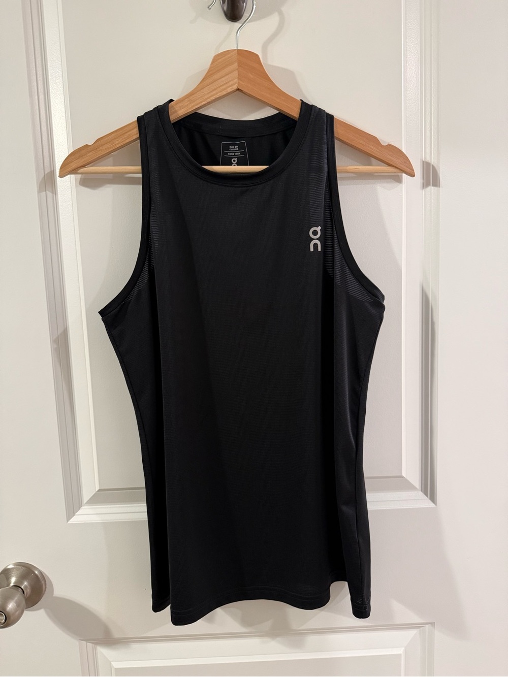 On Running Run on Clouds Women’s Black Performance Core Tank Top Small On Cloud